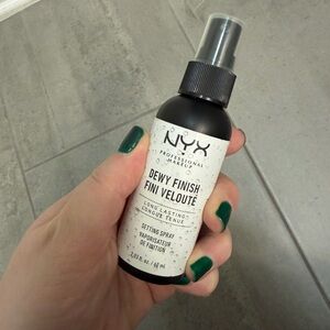 NYX Dewy Finish Makeup Setting Spray